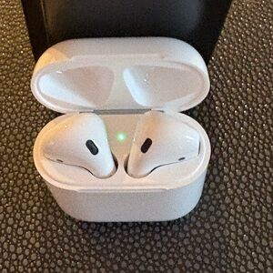 Apple AirPods 2 with Charging Case
